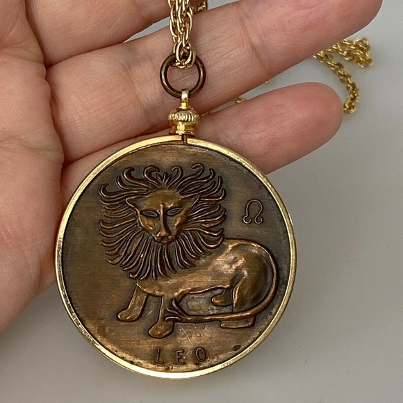 Unbranded Jewelry - VINTAGE NECKLACE 1970'S ZODIAC LEO LION PENDANT W/ CONSTELLATION ON BACK